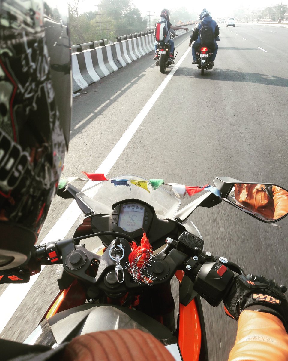 dragging_demons's tweet photo. #photooftheday #picoftheday #bike #bikersofasansol #bikelife #swag #ride #love #motorcycle #ktmrc390 #honda_cb_shine125  #fzs #india https://t.co/3TUw55HP9w