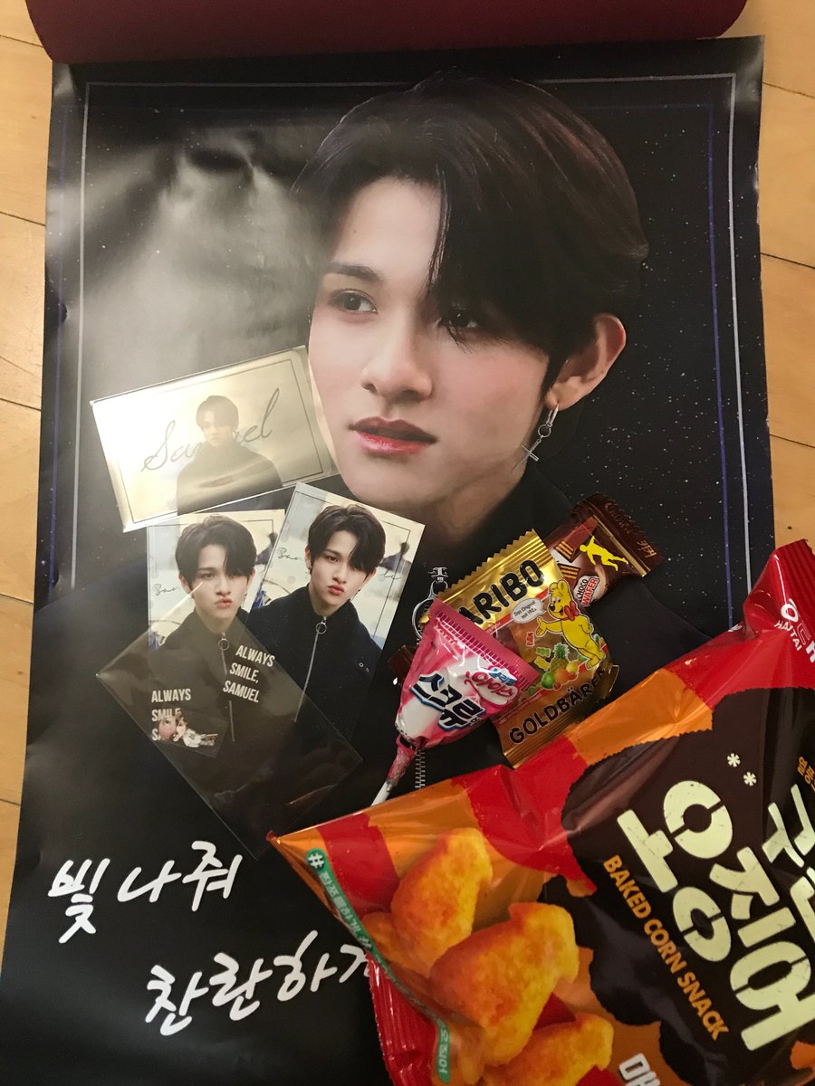 songformuel's tweet photo. @godnstkfkd 나눔해주신 포스터와 포카 맛난 과자들 넘나 감사해요❤️ https://t.co/8MEF9QVEaF