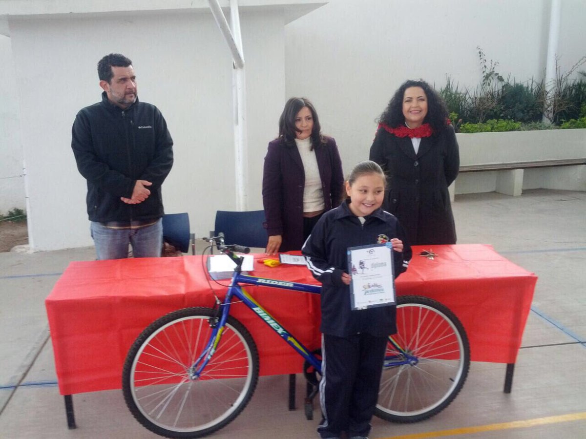 PoliticaNegocio's tweet photo. #AgendaSocial| Líderes | CDDGO | El líder de @AmasfacDurango @salvadorperezal acompañó la entrega de premios del concurso de dibujo de la XXI Semana Nacional de la Previsión en la escuela primaria Manuel Rosas Santillan por organizadores @AmasfacDurango https://t.co/UfnrySP84I