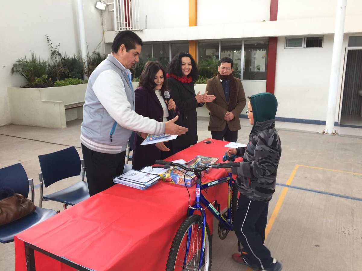 #AgendaSocial| Líderes | CDDGO | El líder de <a href="/AmasfacDurango/">AMASFAC DURANGO</a> <a href="/salvadorperezal/">Salvador Perez Alvar</a> acompañó la entrega de premios del concurso de dibujo de la XXI Semana Nacional de la Previsión en la escuela primaria Manuel Rosas Santillan por organizadores <a href="/AmasfacDurango/">AMASFAC DURANGO</a>