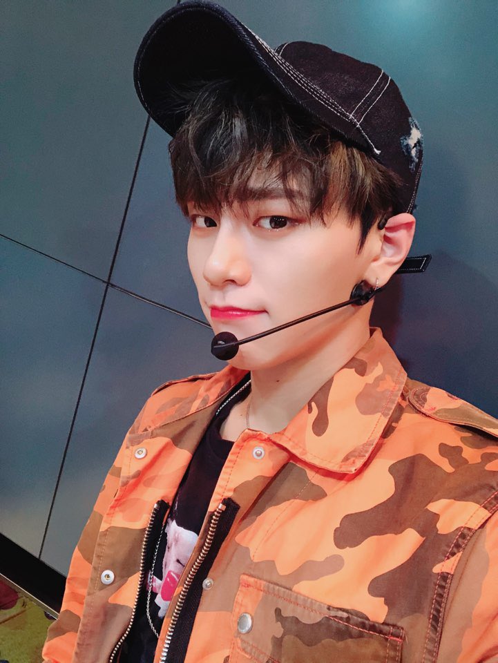 JBJtwt787's tweet photo. [#김상균😲] 사녹 함께 해 준 조이풀들 고마붕 ㅠㅠ 오늘 날이 넘 추워서 아침부터 걱정 많이 하고 있었어욥 감기 걸리지 말구 제가 아까 약속해서 나름대로 이쁜 사진을 골라 보았는데..😅 햇햇 곧 점심이에요 따뜻한 국물음식 추천드립니닷 따뜻한 하루 되세요🙏 https://t.co/6bsiQskglo