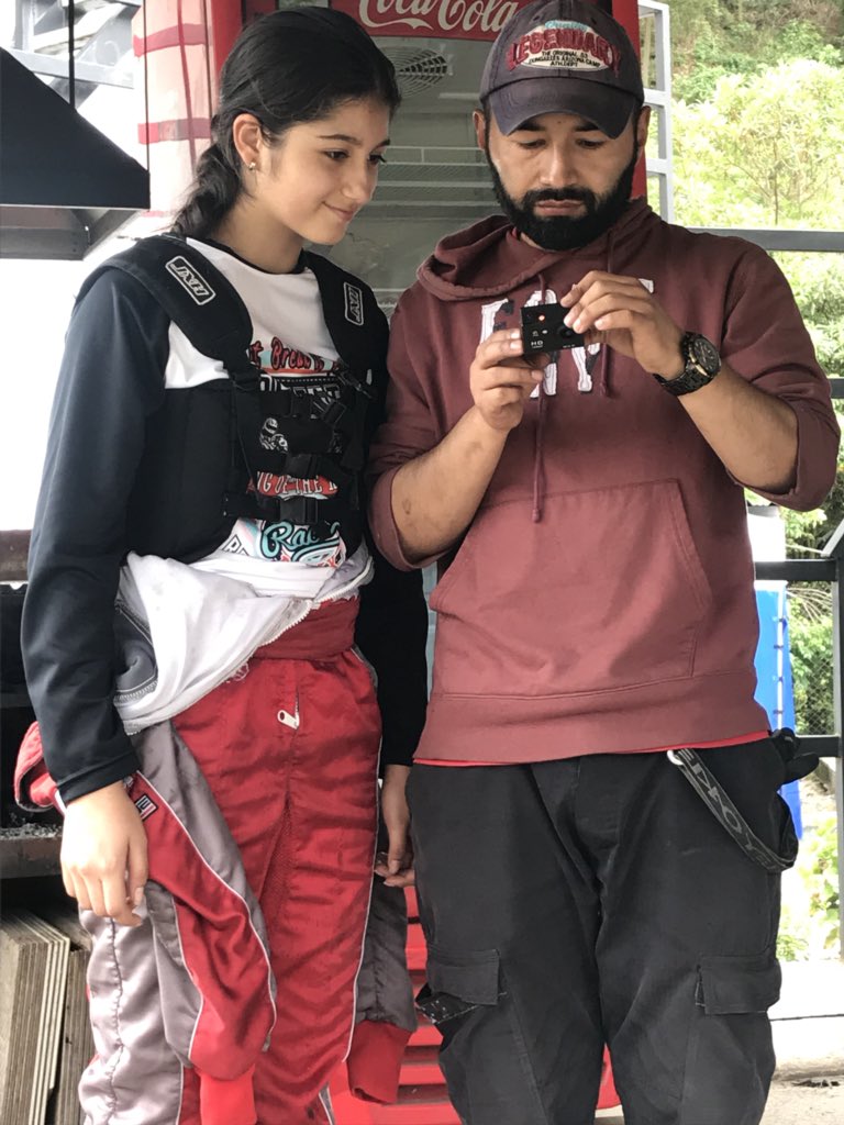 DPKracing's tweet photo. Nuestra piloto y su fiel mecánico https://t.co/pgwWB31iGQ