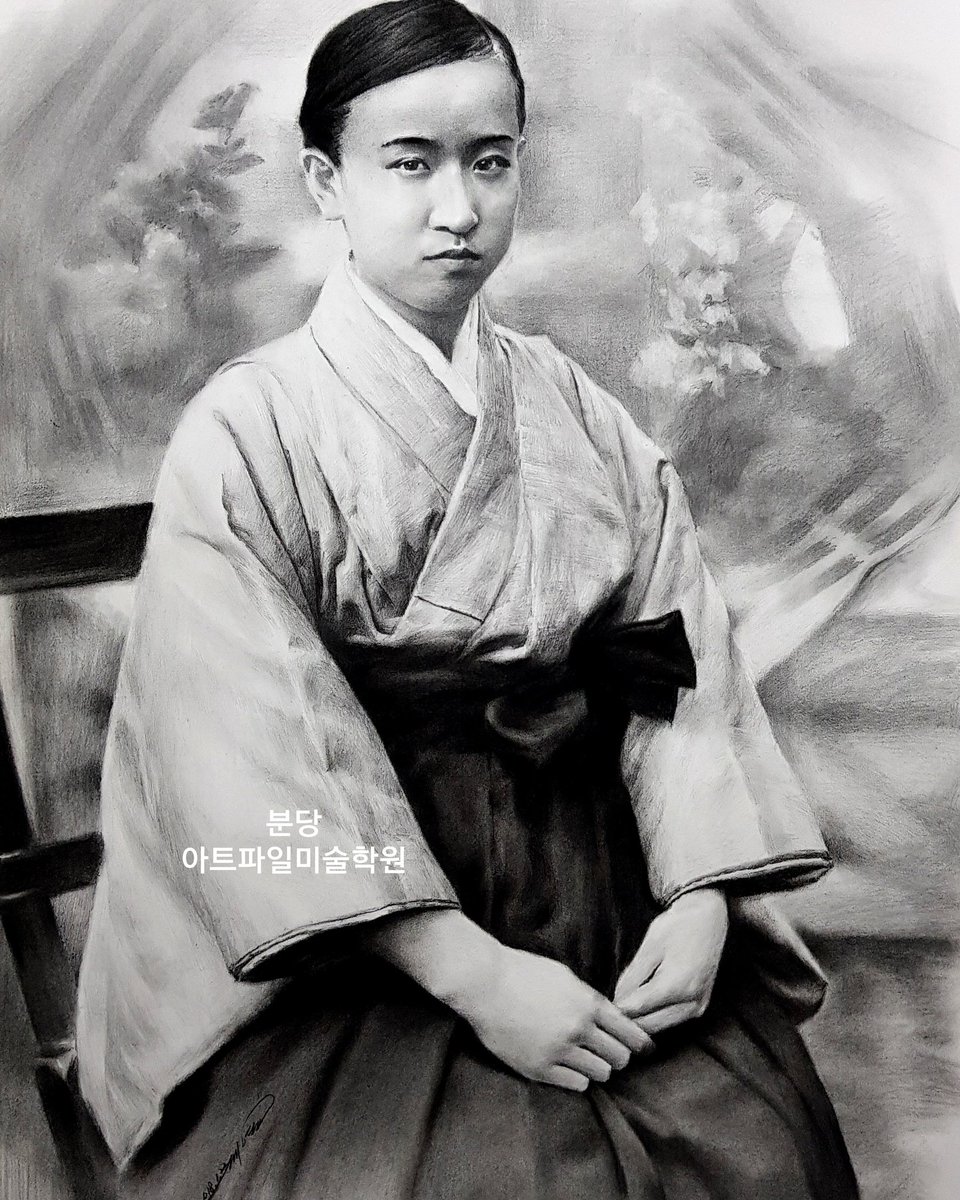 고종의 귀하고 이쁜 늦둥이 딸 덕혜옹주의
삶은 일제시대에 어려움과 슬픔이 가득했던 시대의 아픔이 컷던 역사의 조선 황실의 마지막 덕혜옹주 입니다.
감옥같은 배경의 슬픔이 있는듯 하여 돌때 찍었던 사진속 배경을 담아 행복했던 날로 바꾸어 표현

다시는 슬픈 역사가 생겨서는 안되겠습니다.