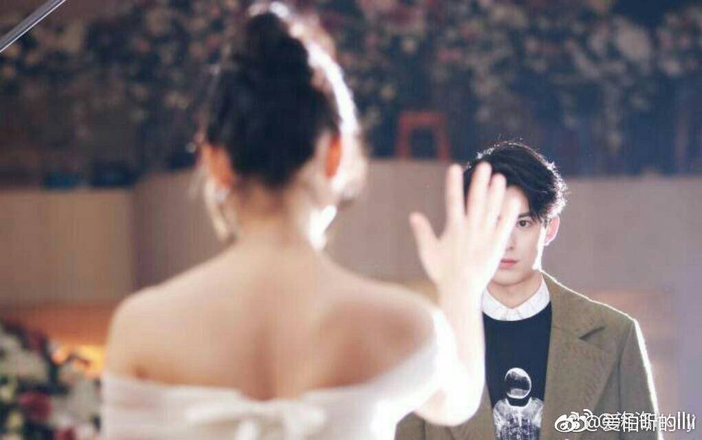 상해에서 촬영중인 드라마 신”유성화원” 촬영 장면 사진. 산차이 심월 연기 지도 하는 시지병 모습도 보이네#유성화원Translate post