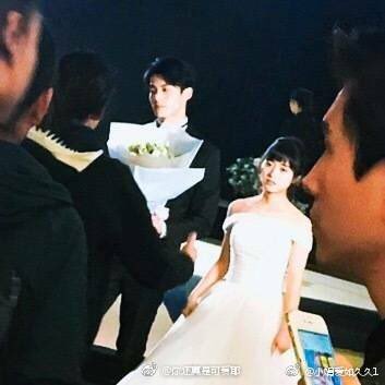 상해에서 촬영중인 드라마 신”유성화원” 촬영 장면 사진. 산차이 심월 연기 지도 하는 시지병 모습도 보이네#유성화원Translate post