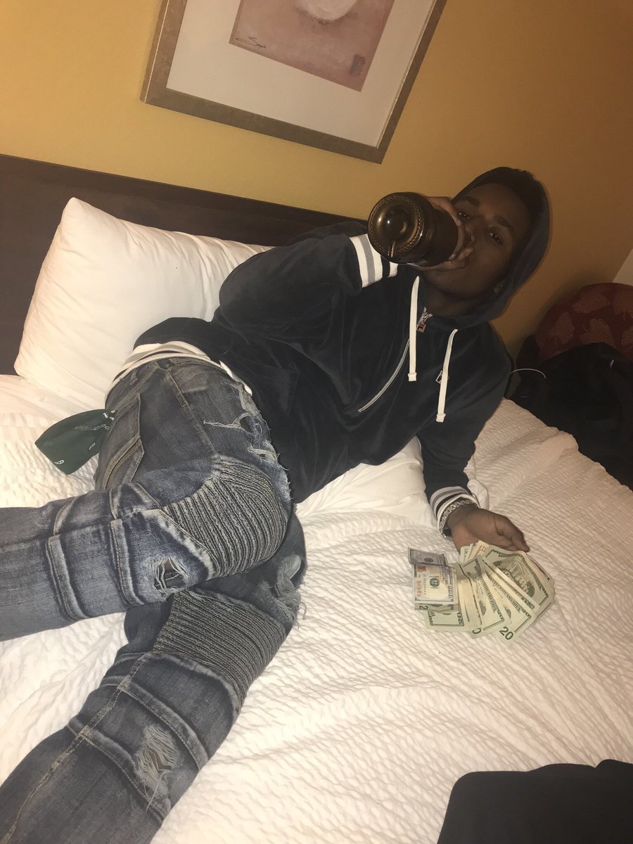 spazz252's tweet photo. Young fly nigga they like he so handsome 😏 https://t.co/onMsfIoVf6