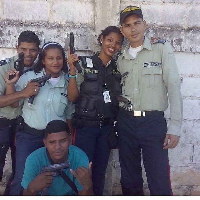 cristiancrespoj's tweet photo. Con policías así pa que queremos delincuentes! #Venezuela. Hombres y mujeres nuevos del Socialismo del Siglo XXI! INMUNDICIA HUMANA https://t.co/NtianJGyO4