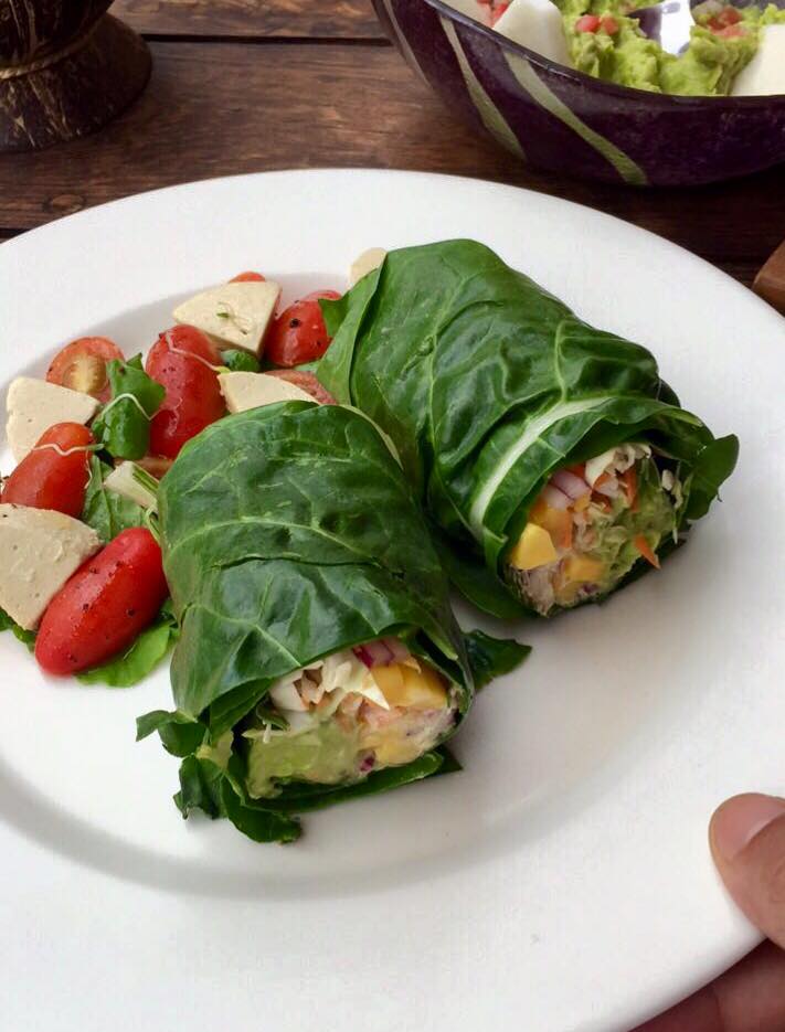 Chefveganmike's tweet photo. Mi cena este #LunesSinCarne 🌱 un wrap o burrrito con espinaca y relleno de verdes con guacamole, acompañado de jitomate cherry y queso de almendras. #Vegano #Delicioso #Nutritivo ¿Se les antoja? https://t.co/dABKlhdRZL