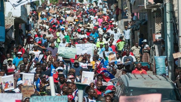 teleSURtv's tweet photo. #Haití 🇭🇹 | Haitianos realizan segunda protesta contra racismo de @realDonaldTrump https://t.co/YbMCyDcQSk https://t.co/t7QeRHh0vx