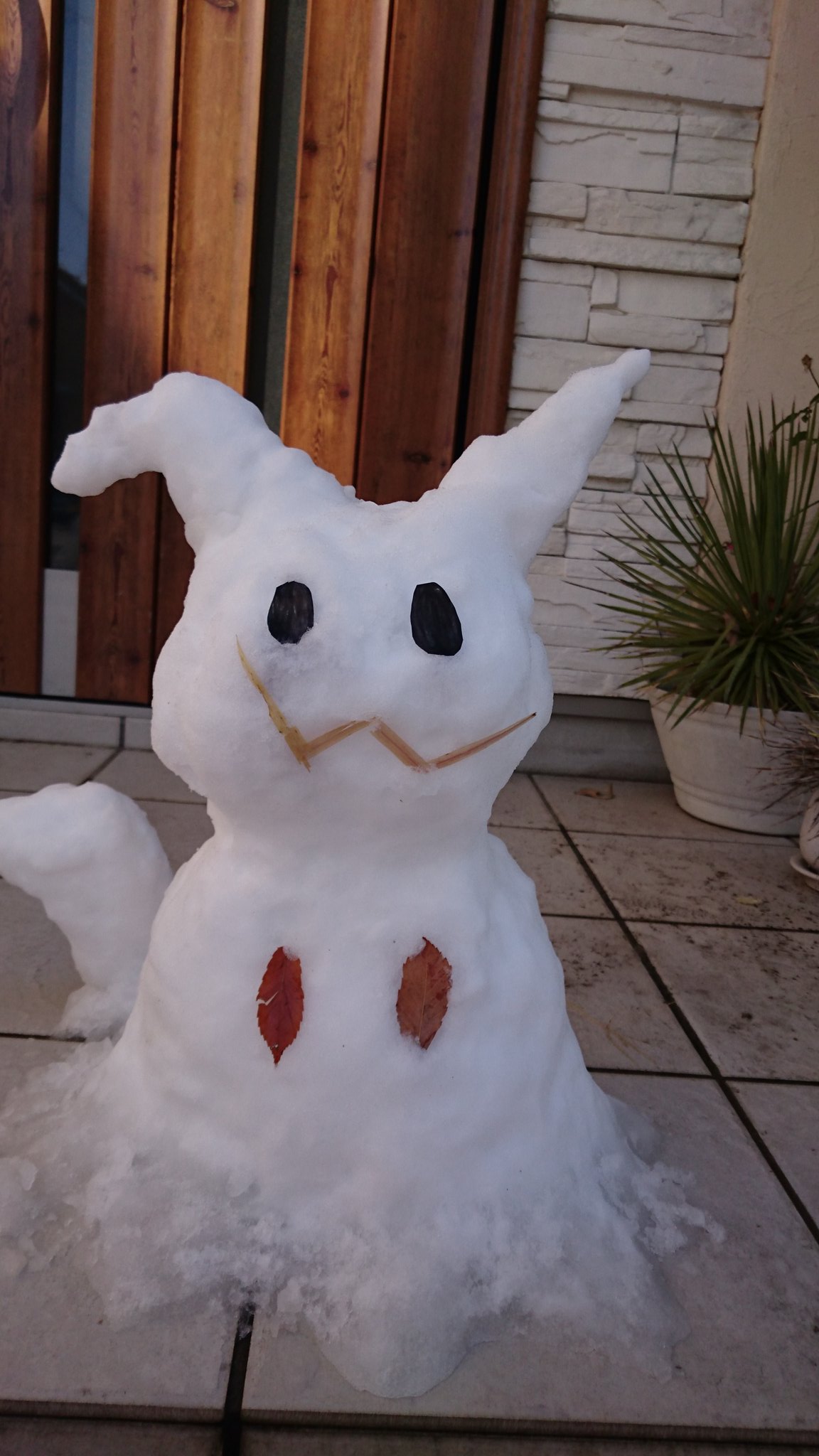 桃 P E A C H 息子が家の前の雪かきやってくれた そして玄関前に謎の雪だるまが鎮座 ポケモン の ミミッキュ というキャラらしいです 雪だるま 雪だるま選手権 T Co 9bpawikpc2 Twitter