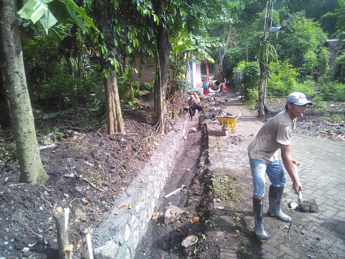 nur_supatyahooc's tweet photo. Sanitasi pekerjaan terakhir desa, pohgading kec. Pasrepan alhmdulilah selesai. 
@jokowi @EkoSandjojo @andry_dewanto @maulana_slhdin @EriekZainuri 
Februari awal serah terima kegiatan amiin. 
#KabPasuruan
#PropJatim https://t.co/wKyLSqkBWC