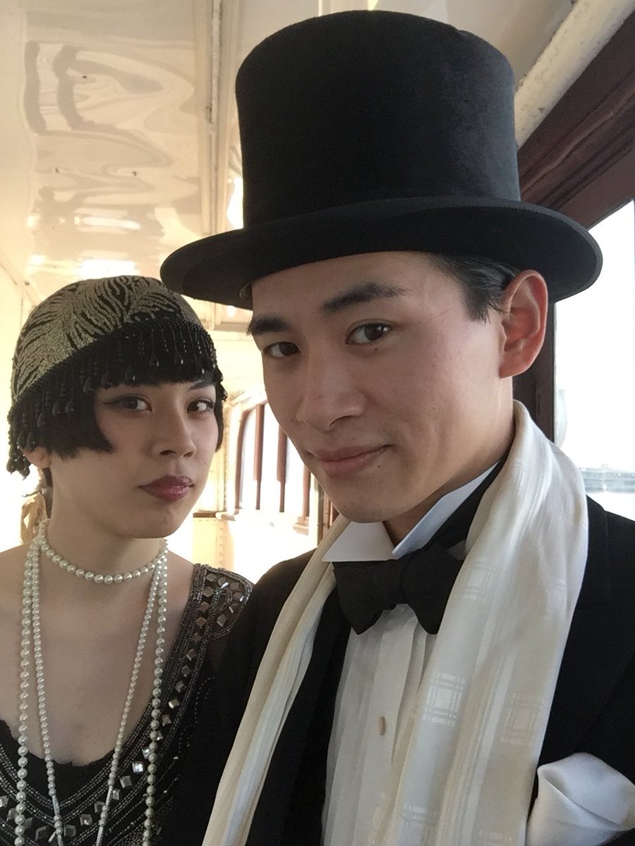 阿部 高大 妻と結婚式の前に氷川丸へ写真を撮りに行きました 着ているスーツはイギリスの1930年代のタキシードに昭和初期に日本人が被っていた英国製のシルクハット フィルムカメラで撮影した写真も完成が楽しみ