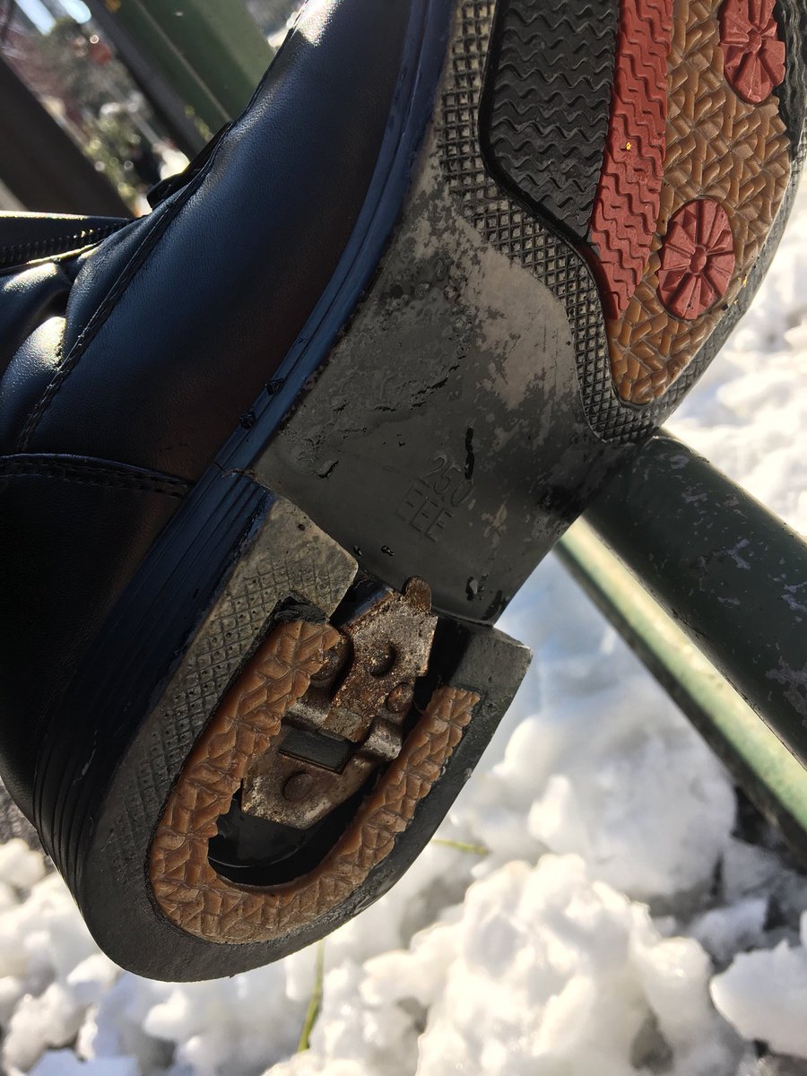 53 八戸滞在時に買った冬靴 完全防水ショートブーツ スーツでも恥ずかしくない 硬度2種のブロック底 収納式スパイク付き が凄く役に立ってる 引っ越しのとき捨てなくて本当によかった