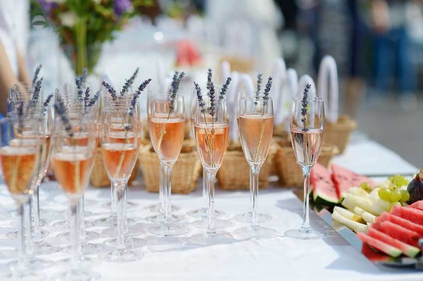 Everything you need to know to make sure your champagne shines on your big day. u.metigy.com/ErwyRvL