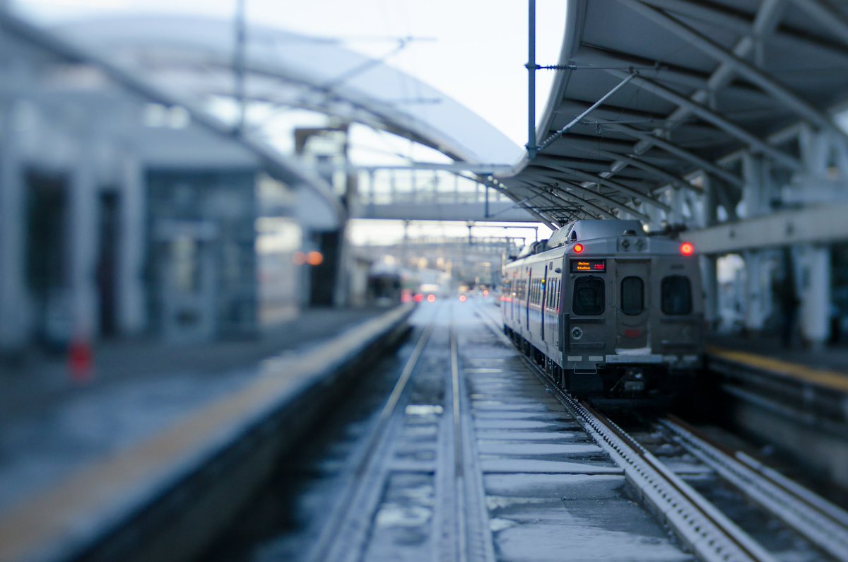 AliciaPiavis's tweet photo. Entering a #lensbabyphotocontest with this one tomorrow.  We'll see what happens! #Colorado #Denver #MyCity #commute #train #landscapephotography #composerpro #lensbaby #publictransit #photography #photoaday https://t.co/YzOEIMqqNc