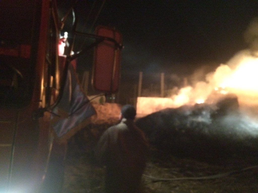 elQuetzalteco's tweet photo. Trabajo de los @CVBxela esta noche en cantón #Chitay #Quetzaltenango. En la tarde se incendió una vivienda y luego se extendió a unos pastizales. Vía: @ConredGuatemala https://t.co/B6O4IOKC0q