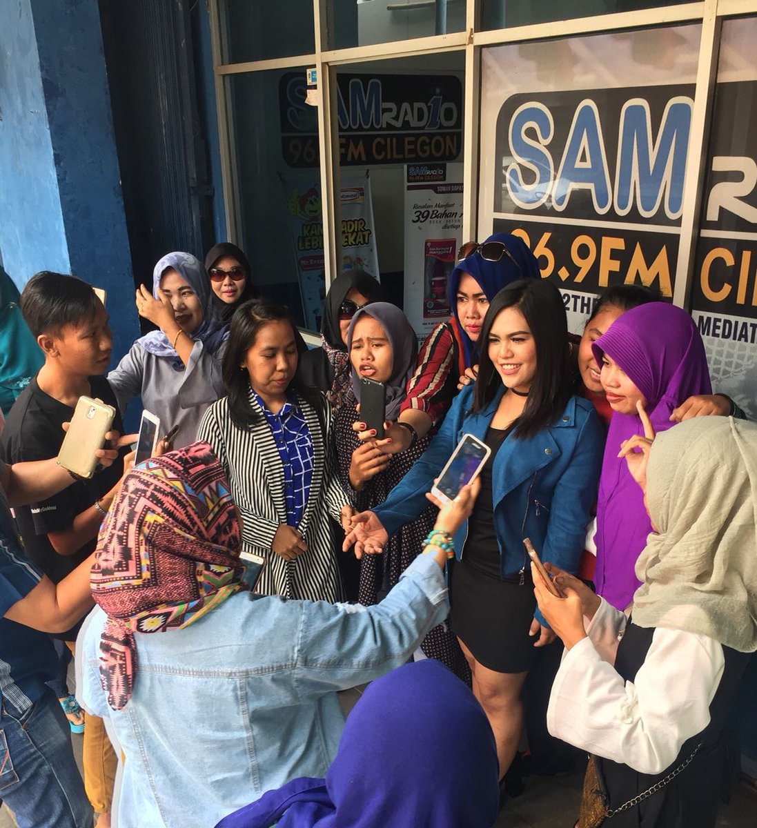 3dent_id's tweet photo. . @DA3_Weni promo radio #LelahMencintaimu di @samradio969fm1. Terima kasih #wenistar yang udah dengerin dan dateng ke SAM Radio #WeniLelahMencintaimu #promoradio https://t.co/cW5bGNFuX6
