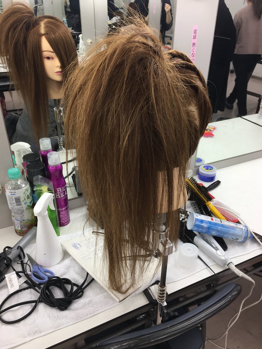 Akina En Twitter 昨日のおべんきょはヴィジュアルヘアー ヘアー苦手だけどこれはめっちゃ楽しかったし講師の方に褒められた ﾜｰｲ ヴィジュアル系 ヘアー ヘアメイクしてもらいたい人いませんか ロングアレンジ 美容学生