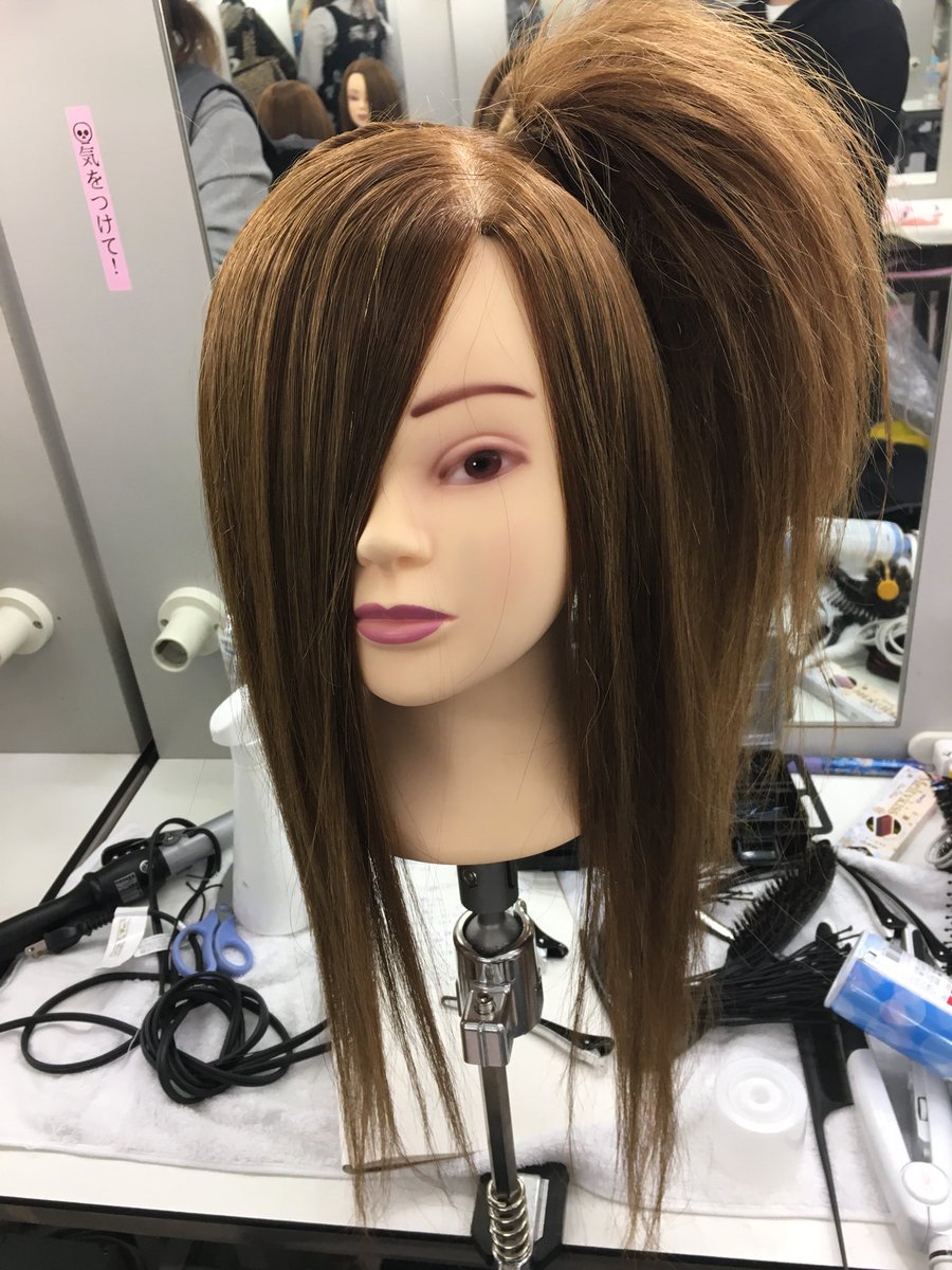 Akina En Twitter 昨日のおべんきょはヴィジュアルヘアー ヘアー苦手だけどこれはめっちゃ楽しかったし講師の方に褒められた ﾜｰｲ ヴィジュアル系 ヘアー ヘアメイクしてもらいたい人いませんか ロングアレンジ 美容学生
