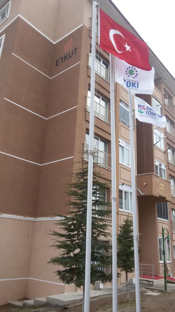 Rüzgardan deforme olan bayraklarımız yenisi ile değiştirildi.