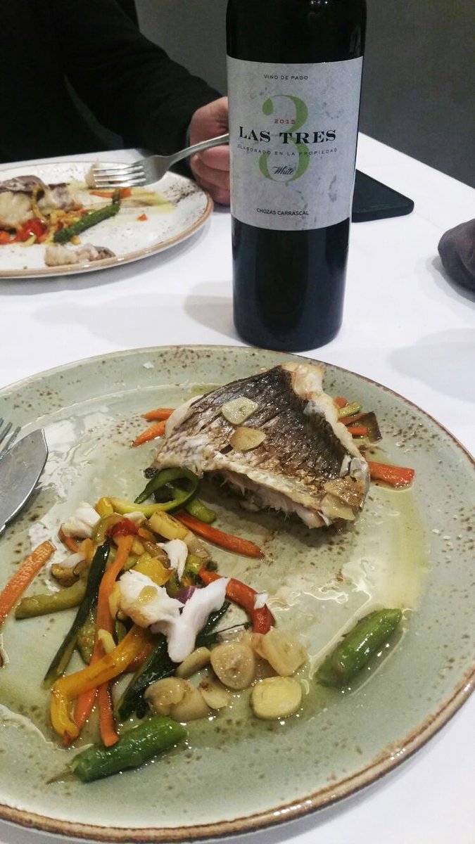 CASVIEXCLUSIVAS's tweet photo. Hoy toca Bodega Chozas Carrascal #Las3🍷
Un #vinoblanco fermentado  y madurado en Barrica. 
#ChozasCarrascal #ChozasLas3 #bodegachozascarrascal #Chardonnay, #SauvignonBlanc y #Macabeo #utielrequena #vinodepago https://t.co/7DGaxJeGU5