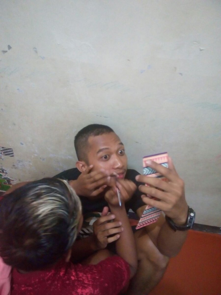 yogasurya_'s tweet photo. terkadang harus menjadi konyol untuk membuat orang lain bahagia https://t.co/EdNGZ4zp3z