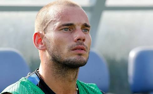 January 2013 - Sneijder tried to make amends with Inter management and renegotiate his salary. Took them to dinner only to realized that Inter had already agreed a €7.5m deal with Galatasaray to sell him