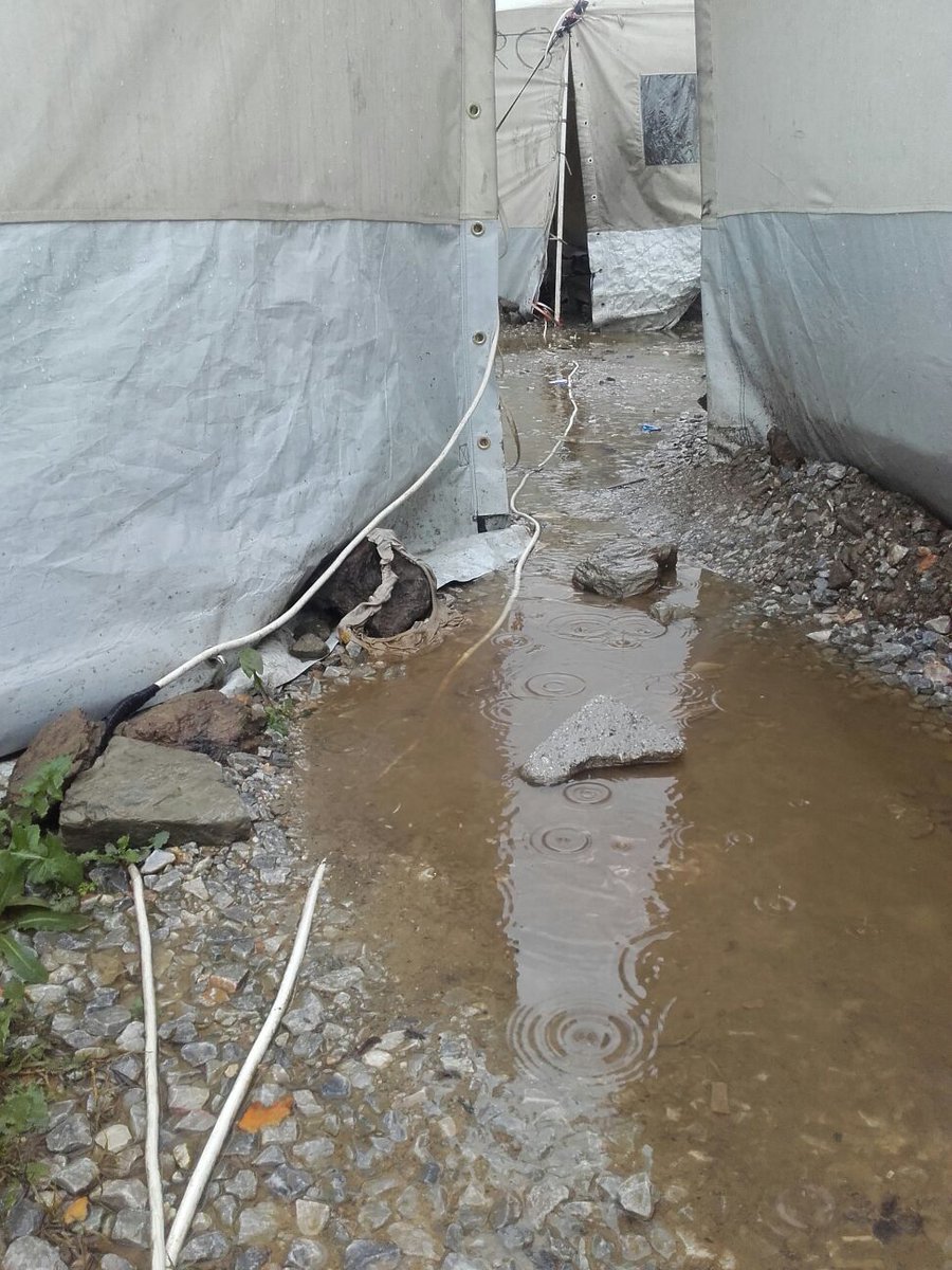 refugeless's tweet photo. Esta es la seguridad del campo de Moria, en #Lesbos. La instalación eléctrica, si es que puede llamarse así: https://t.co/ncBQytWyYk