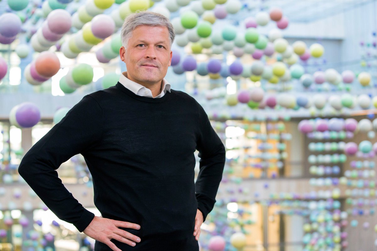 Inventors_TFOF's tweet photo. In een exclusief interview vertelt CEO @MaartenEdixhov1 hoe @Aegon_NL omgaat met een veranderende klantwens, longevity en nieuwe concurrentie. "Bij ons draait alles om de clowd en de crowd." https://t.co/B4OiEMXhhx https://t.co/FgIkRpWwfO