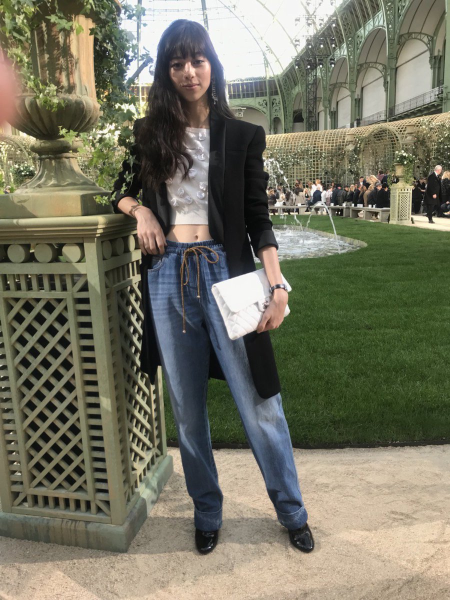 تويتر Wwdjapan على تويتر クチュール取材 シャネル に中条あやみさん デニムにタキシードのコーディネートは 公園にふらりと遊びに来た感じ で自分で考えたそう さすが Chanel T Co Gvx2qxmgl5