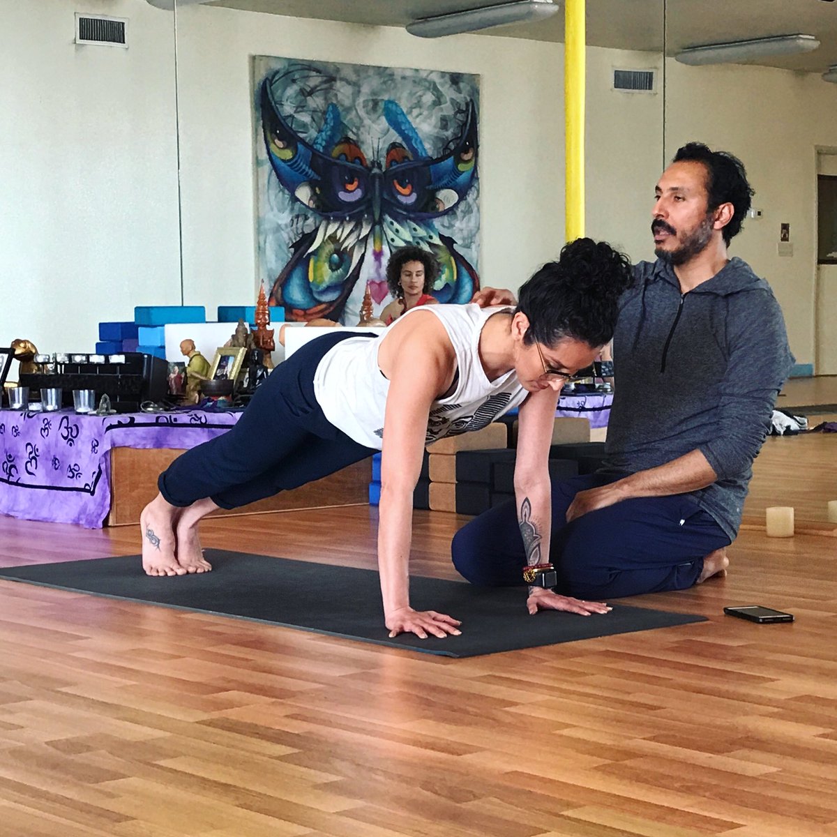 chulavistayoga's tweet photo. Our resident power couple @janogalindo &amp; @JustSkinbyLo discussing plank pose alignment during our workshop this weekend. Sending out a big thank you to everyone who participated! 💜✨ 

Tuesday's class schedule:
@janogalindo at 9am | 5pm
@stylebysophia at 3:30pm
Gerhard at 7pm https://t.co/6hHNGQMfzU