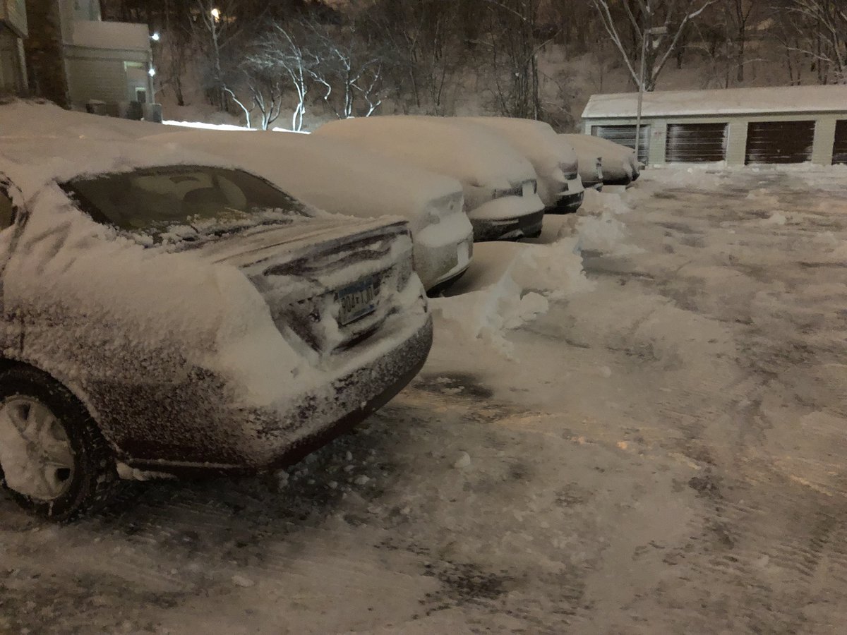 MarkFreundTV's tweet photo. My Minnesota roots took hold of me tonight. What started as a quick trip outside to clean off my car, turned into hour and a half digging out and shoveling out my entire parking spot and part of the sidewalk. #RiseAboveSnow #LessWorkInTheMorning https://t.co/IQsJiqfMvF
