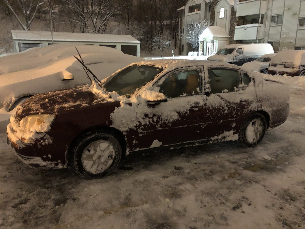 MarkFreundTV's tweet photo. My Minnesota roots took hold of me tonight. What started as a quick trip outside to clean off my car, turned into hour and a half digging out and shoveling out my entire parking spot and part of the sidewalk. #RiseAboveSnow #LessWorkInTheMorning https://t.co/IQsJiqfMvF