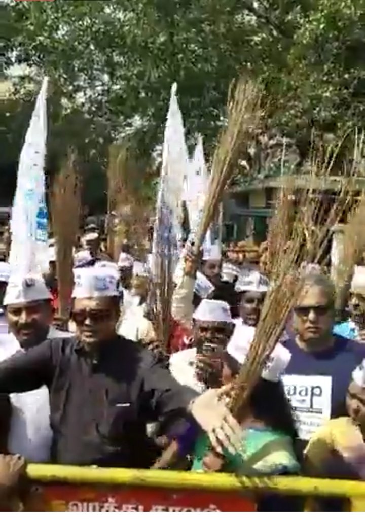 aapvarunkumar's tweet photo. @AAPTN protest against the disqualification of 20 @AamAadmiParty MLA'S.
@ArvindKejriwal
@sharmanagendar @SanjayAzadSln @raghav_chadha #AAPOfficeOfProfit #ArvindKejriwal #PoliticalVendettaAgainstAAP https://t.co/6zklFf52Kc