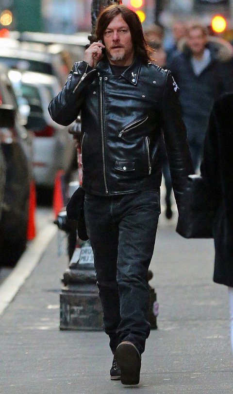 JillHarris69's tweet photo. Norman out in #NYC Saturday wearing his super cool leather jacket.
If he had on a red scarf he would look exactly like................🧣
#NormanReedus #Walking #TalkingOnPhone #BeingHot https://t.co/Wjsvr5rmcU