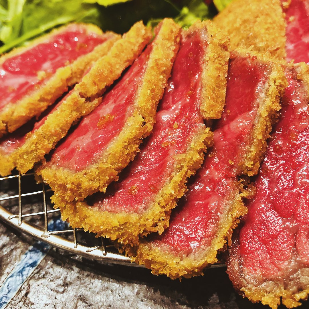 muni_gurume's tweet photo. 【牛かつ あおな】
@上野

国産霜降り黒毛和牛を使用した牛かつを食べられるお店。
レアに近い赤身のお肉は口の中で溶けるほどの柔らかさ✨
ワサビを乗せて醤油、岩塩、特製のタレをつけて食べるので一度に3パターンの味の変化を楽しめます🎶
品切れになることもあるので注意‼ https://t.co/qtVJoWg549