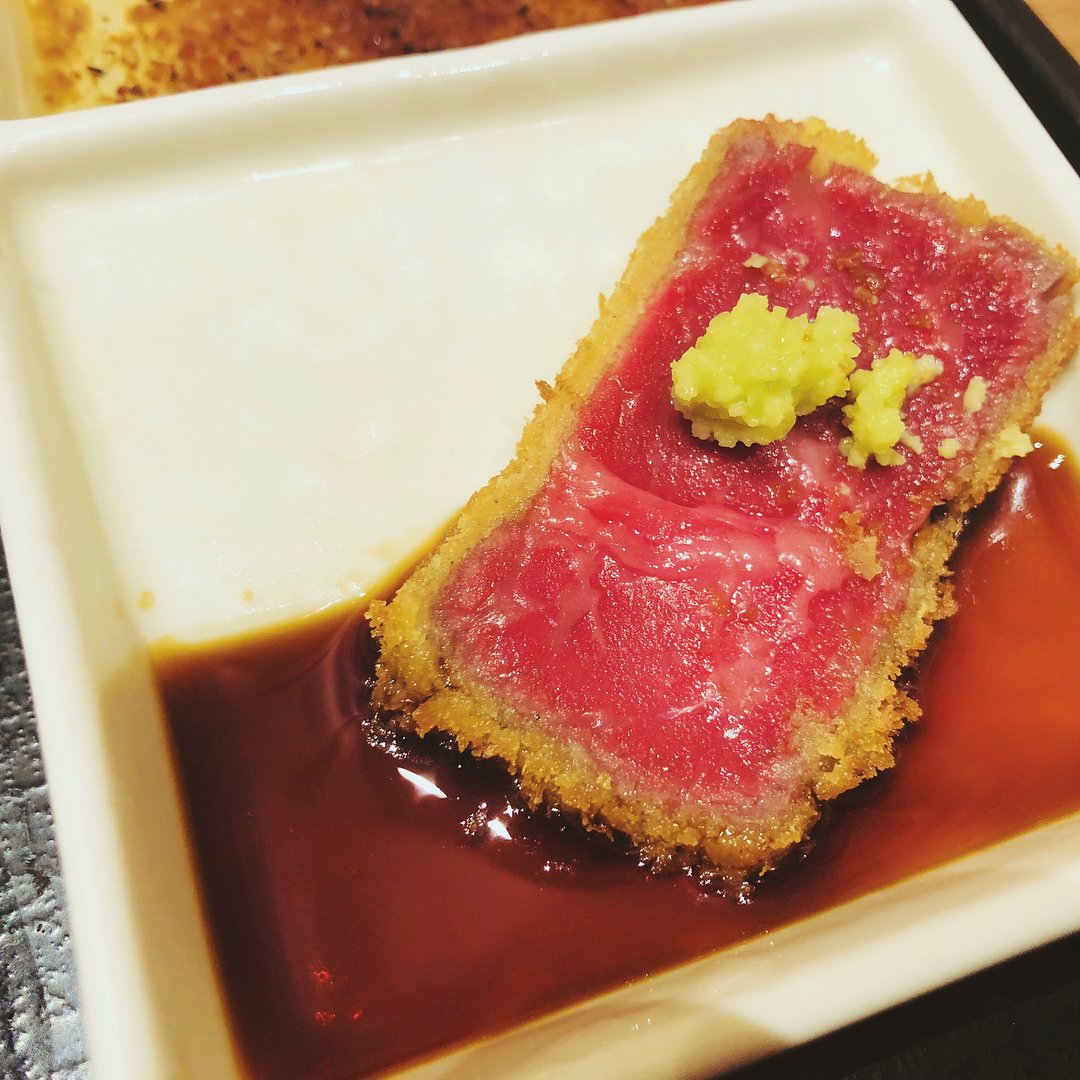 muni_gurume's tweet photo. 【牛かつ あおな】
@上野

国産霜降り黒毛和牛を使用した牛かつを食べられるお店。
レアに近い赤身のお肉は口の中で溶けるほどの柔らかさ✨
ワサビを乗せて醤油、岩塩、特製のタレをつけて食べるので一度に3パターンの味の変化を楽しめます🎶
品切れになることもあるので注意‼ https://t.co/qtVJoWg549