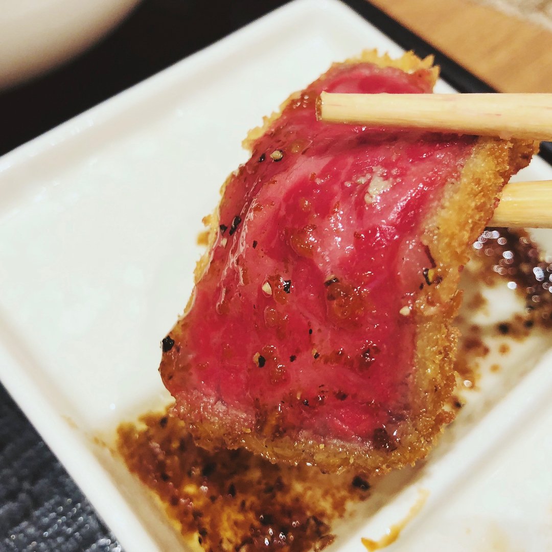 muni_gurume's tweet photo. 【牛かつ あおな】
@上野

国産霜降り黒毛和牛を使用した牛かつを食べられるお店。
レアに近い赤身のお肉は口の中で溶けるほどの柔らかさ✨
ワサビを乗せて醤油、岩塩、特製のタレをつけて食べるので一度に3パターンの味の変化を楽しめます🎶
品切れになることもあるので注意‼ https://t.co/qtVJoWg549