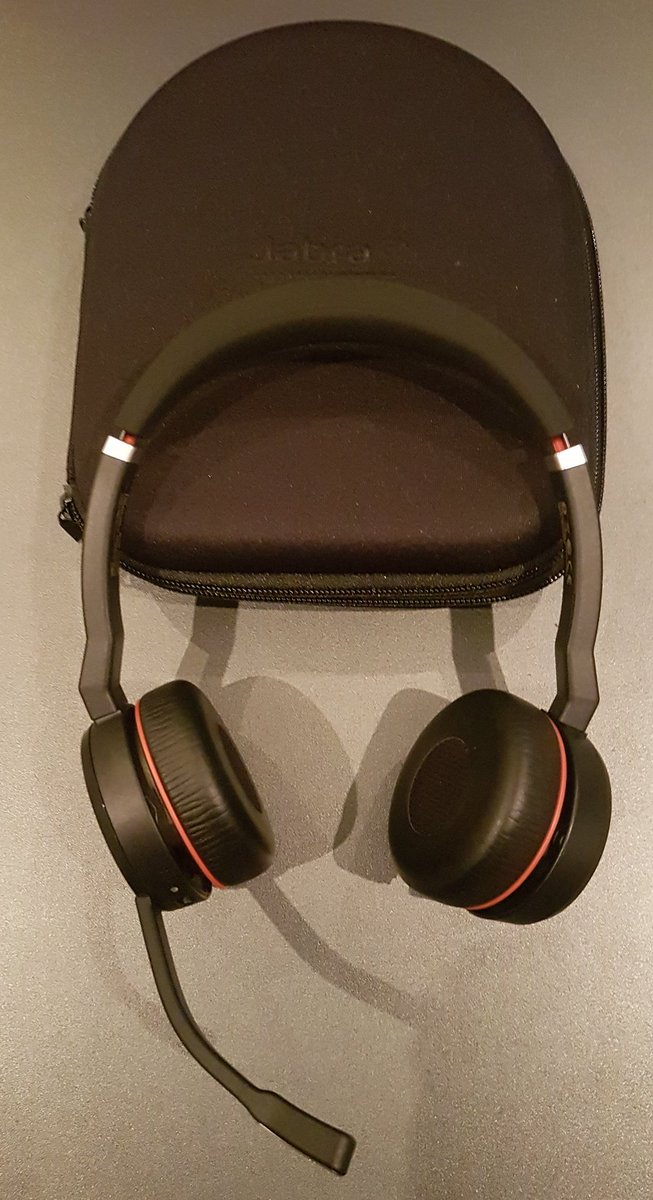 DennisvderVoort's tweet photo. Jaarlijkse nieuwjaarsbijeenkomst @JohecoNL was weer zeer geslaagd. Ook vanwege prachtig geschenk #Evolve75 van @JabraEurope #dank @KienAdvies https://t.co/joTWlFQHNl