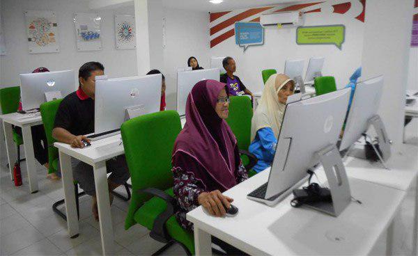 1MNegaraku's tweet photo. 95% rakyat Malaysia dijangka dpt akses internet menjelang 2025!

Mengikut @kkmm_gov, 165,000 lg penduduk di kwsn pedalaman akan dpt akses internet, siaran TV &amp; radio menerusi 52 Program #NBOS CTU. Sekaligus merapatkan lg jurang digital antara penduduk luar bandar &amp; bandar. https://t.co/NBmU3uMgzO