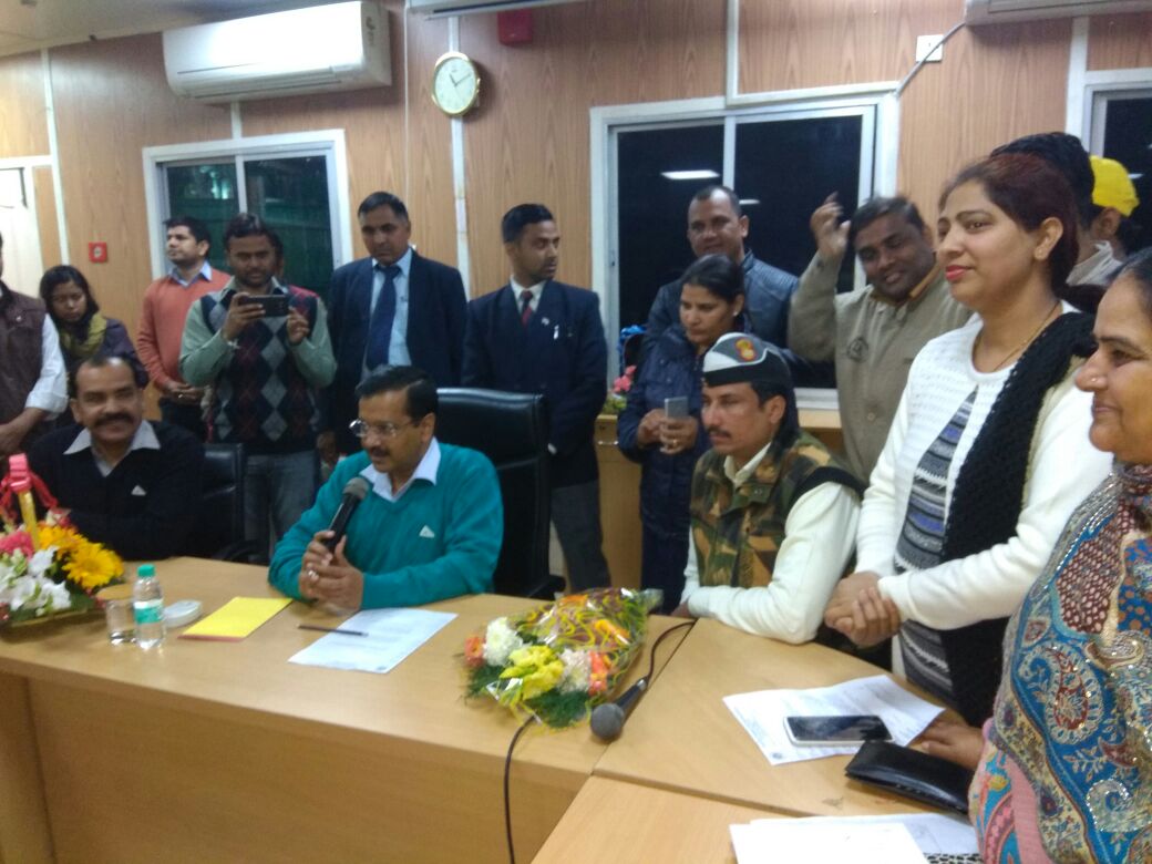 NHMUNIONDELHI's tweet photo. NHM Union Delhi president के नेतृत्व में भारी संख्या में कल NHM दिल्ली के कर्मचारीअपनी लंबित मांगो के लिए  CM अरविंद केजरीवाल से मिले, माननीय CM ने कर्मचारियों को आश्वाशन दिया कि समान वेतन की उनकी मांग को जल्द  पूरा कर दिया जायेगा इसके लिये delhi govt हर संभव प्रयास कर रही है https://t.co/f49BUV1efm