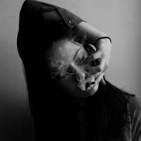 Lost курилка. Фотопортрет дым. Безразличие дым девушка. Чувак с сигаретой и лицом безысходности. Фото курящей девушки лицо черно белое фото.