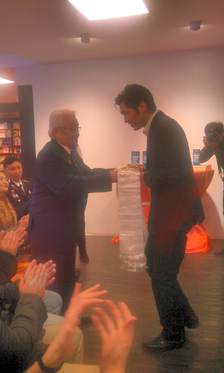 Анхны 90н тамгын дарга бсан Дашдэмбэрэл гуайн ач, миний өвөр түрийдээ орж өссөн андын маань хүү номын баяраа хйисэн. Өвөө нь маш баярласан