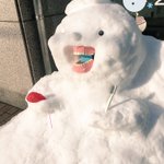 歯医者さんの前にインパクト大な雪だるまw この歯医者さんになら安心して治療してもらえそう!