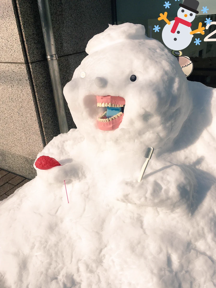 歯医者さんの前にインパクト大な雪だるまw この歯医者さんになら安心して治療してもらえそうwww