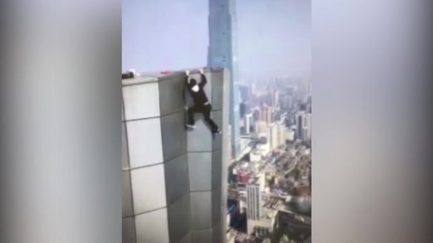 kwamelegend's tweet photo. 'Bizarre News' Daredevil 'rooftopper' unwittingly films his own death and plummets 62 storeys while performing skyscraper stunt

#RYSENSHYNE 🌟✨📻🔊 on (@Y979FM) w/ 🗣🎙 @kwamelegend https://t.co/Xuv5H5G1Fd