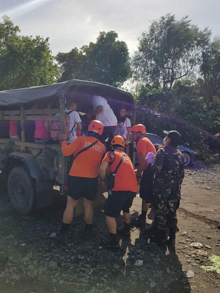 pafvtv's tweet photo. PAF CONTINUOUS EFFORTS TO EVACUATE ALBAY RESIDENTS
A total of 64 residents (35 children and 29 adults) were evacuated at Albay Central School and Gogon Elementary School.
Photo courtesy of TOG5
#PhilippineAirForce #PAFVTV #BlueTeamAtTopSpeed #TOG5 #710SPOW #505SRG #MountMayon https://t.co/rbBZe3HtH9