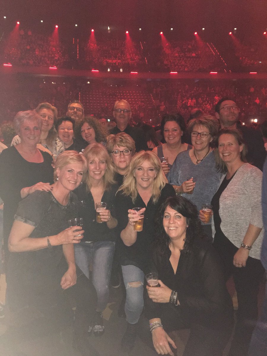 yvonnevoorn's tweet photo. #vriendenvanamstellive #2018er is vast wel iemand die 50 kaarten over heeft😂😂😂 zo jammer dat het uitverkocht is😢#staanplaatsen # vriendengroep❤️ https://t.co/kcIPeSbCU9