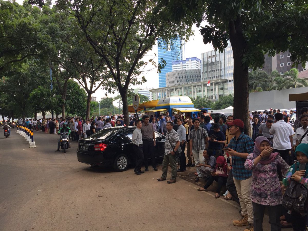 Usai dievakuasi dari gedung tinggi akibat gempa selasa siang ini, para karyawan diarahkan menjauh dari bangunan. Lokasi: kawasan perkantoran Mega Kuningan, Jakarta
