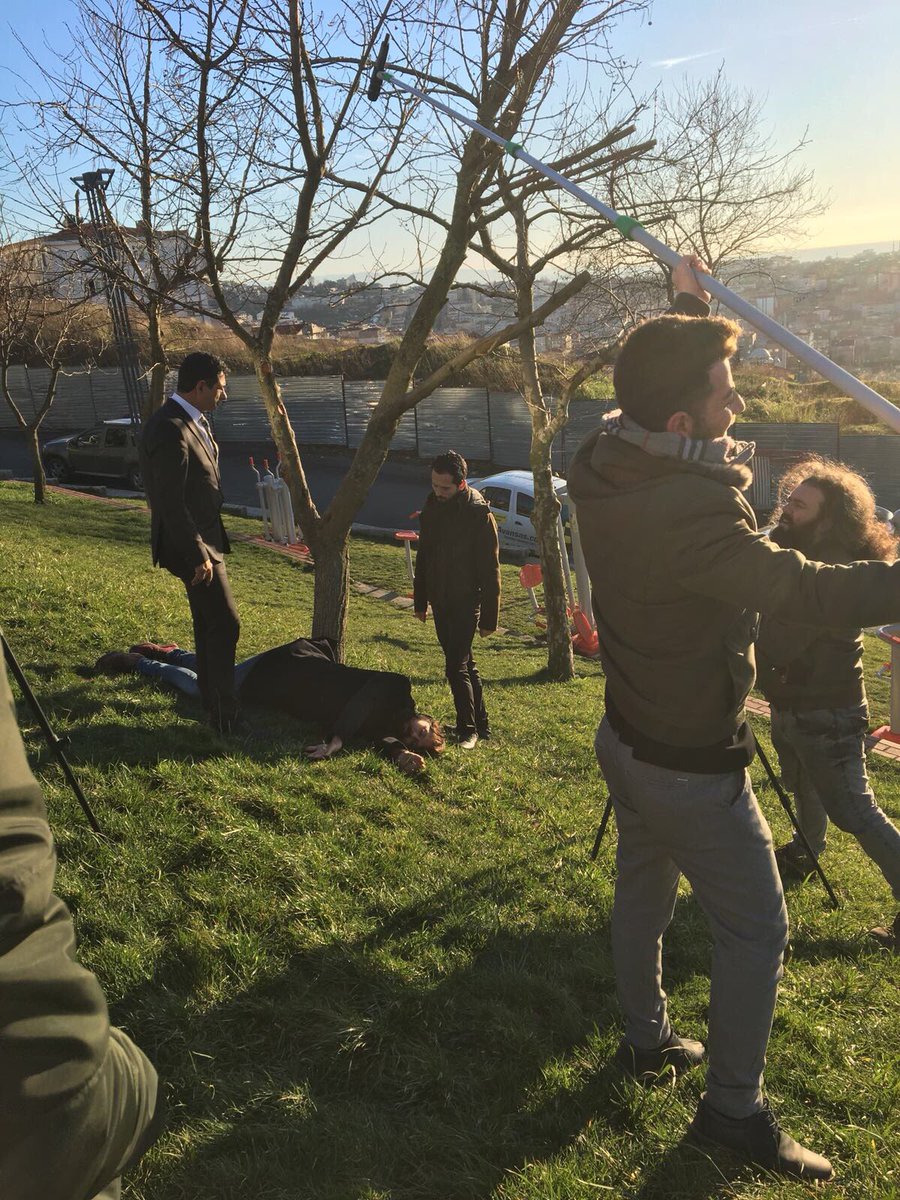 Cannes için kolları sıvadık yapımcılıgını ve oyunculugunu üstlendıgım filmde bizleri yanlız bırakmıyan dünyada nam yapmıs dostlarımıza tskler